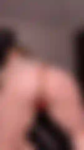 Le cul de quickie rebondit et baise par derrière.