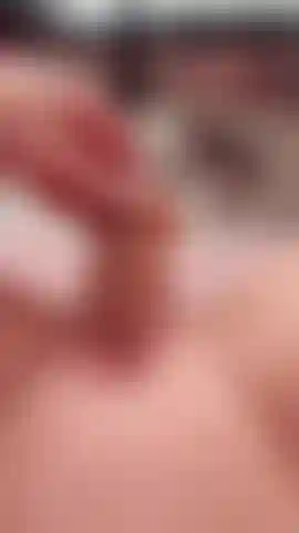 Quickie baise la chatte avec un gode.