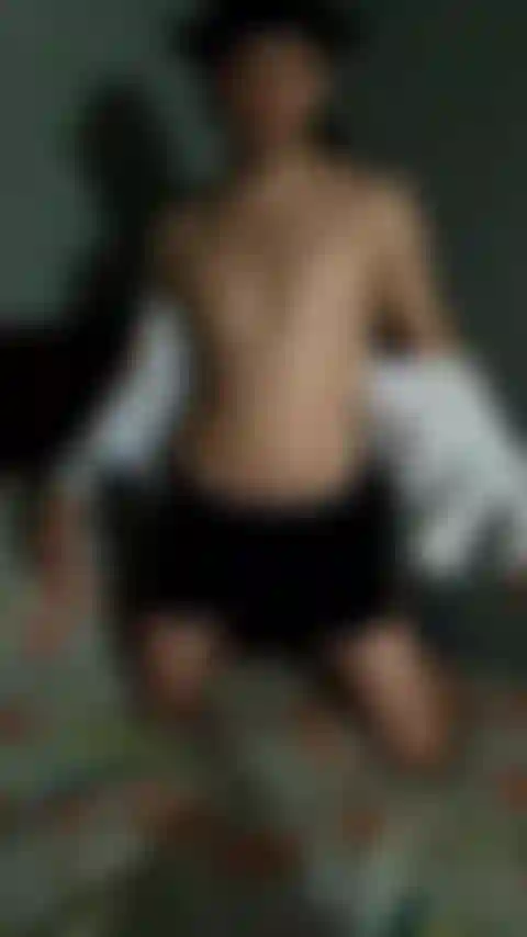 Montrent les mains d'alien.