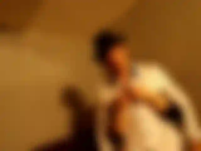 Montrent les mains d'alien.