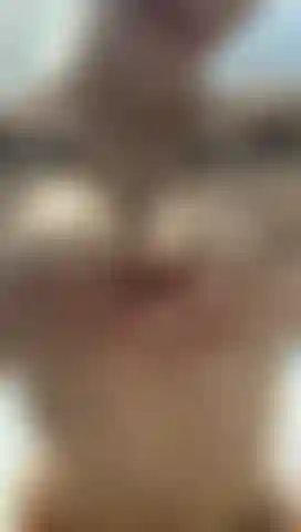 Je dégouline de jus pendant que je gémis dans la baignoire // je gicle.