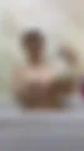Cléopâtre connaissait le secret... Maintenant c'est mon tour. Regardez comment mes gros seins se couvrent de lait et comment je joue avec eux sous ma douche.