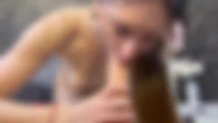 Je suce une grosse bite avec beaucoup de crachats.