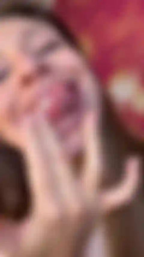 Sloopy suce les doigts.