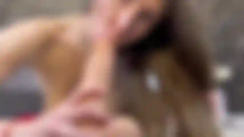 Deepsuck avec un gros gode qui crache beaucoup