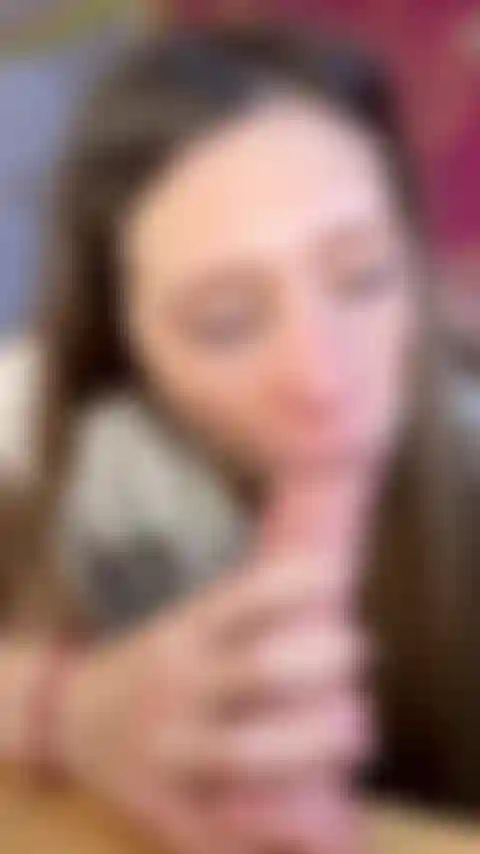 Suce des bites profondément avec une grande bouche.