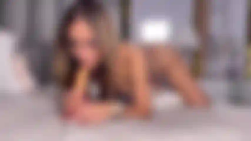 Une latine blonde suce son énorme gode et pénètre durement sa petite gorge.