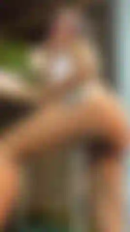 Une vilaine fille qui lui donne une fessée.