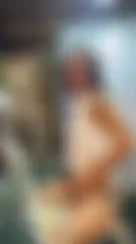 Une étudiante sexy qui s'échauffe pendant qu'elle joue avec sa chatte.