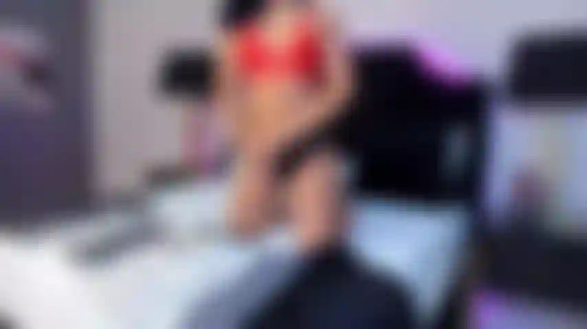 J'adore sucer ta bite et te faire bander vraiment fort pour que tu puisses me baiser fort comme tu le devrais ; ne te laisse pas tromper par mon visage innocent.