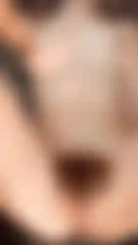 Meadow masturbation (blonde poilue avec buisson jouit en extérieur).