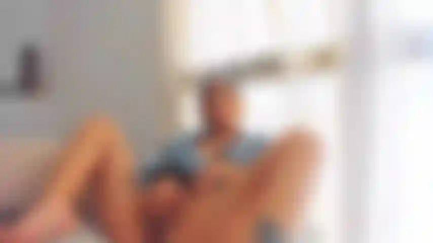 Frotte le clitoris contre la fenêtre.