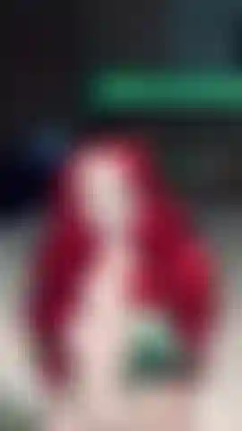 La méchante séductrice aux cheveux roux a besoin de votre ingrédient spécial pour sa potion végétale pour se venger !