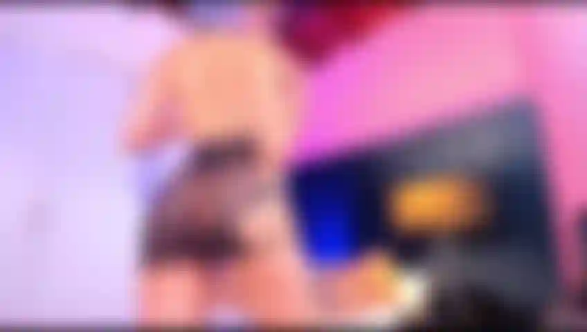 Qui te taquine, nue, au corps parfait.