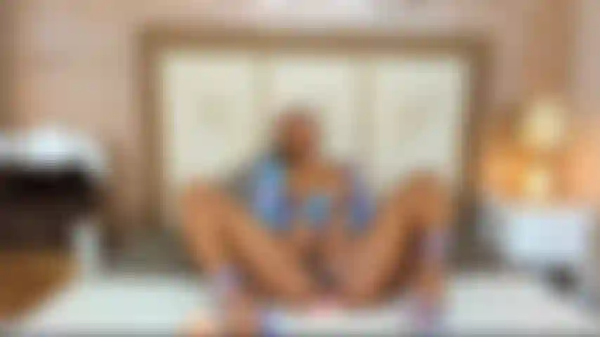 Je frotte la chatte et je joue avec un gode.