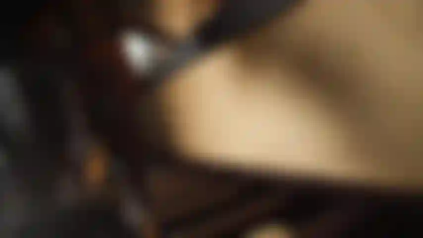 À genoux, prête à servir.