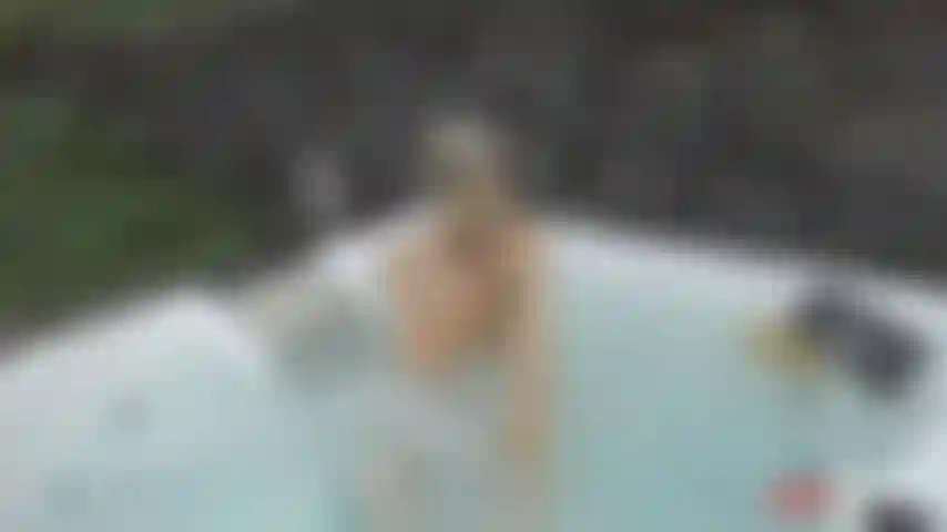 Une salope de jacuzzi en caoutchouc transparent.