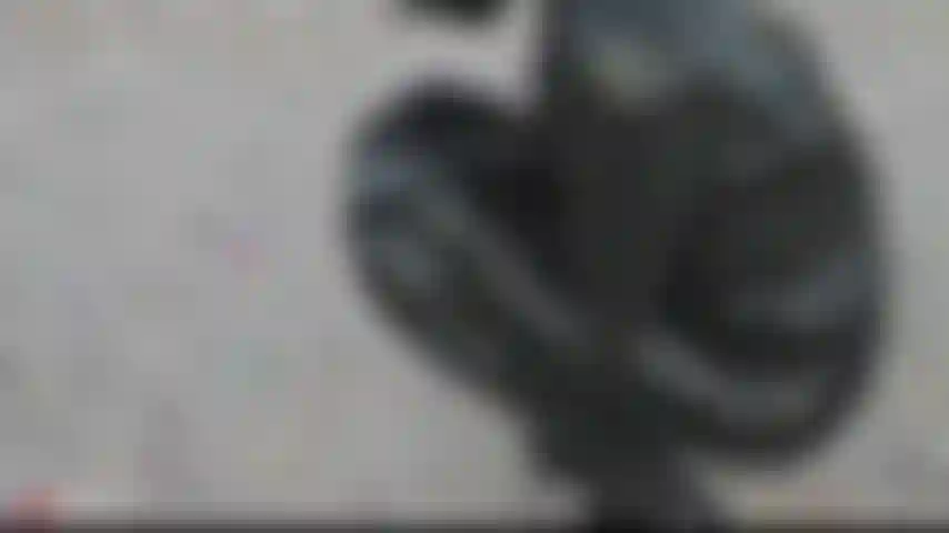 Une extraterrestre en caoutchouc dans le désert.