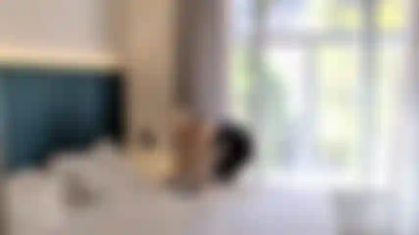 Une servante de poupée en caoutchouc.