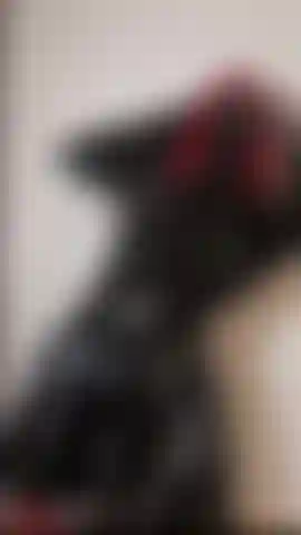 Poupée en nylon et caoutchouc rouge.