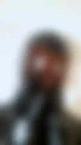 Une salope bizarre en nylon à capuche.