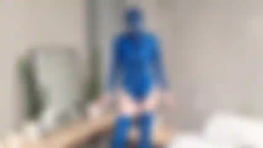 Je sors de mon latex, je baise mes doigts nus au lit.