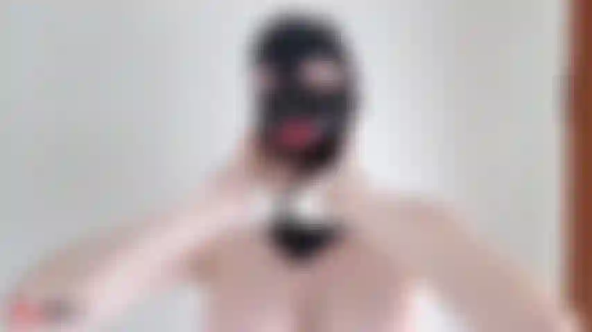 Serrée et menottée.