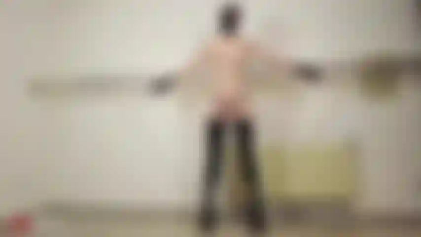 Littéralement attachée.