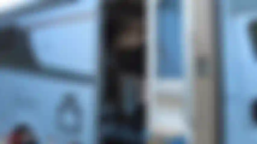 En caoutchouc transparent de la tête aux pieds.