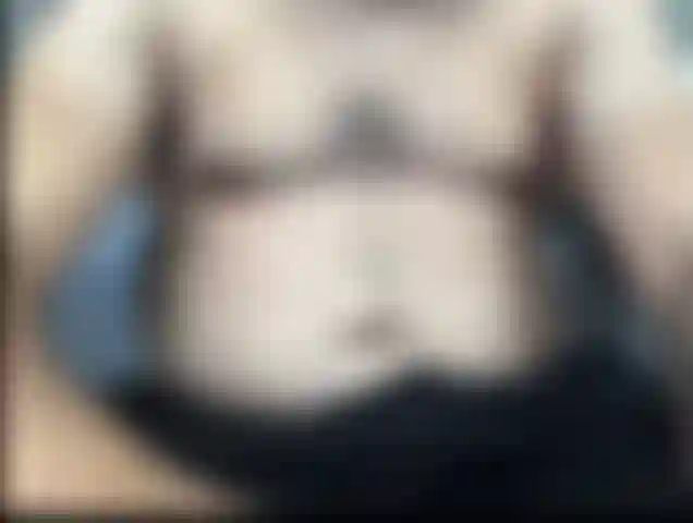 Le sexe est rouge/violet à cause du bord - mon ventre brille de pré-éjaculation.