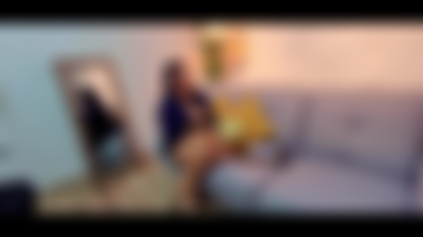 Je fais une pipe et je jouis dans mon bureau.