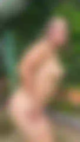 Je baise ma chatte chaude dans le jardin.