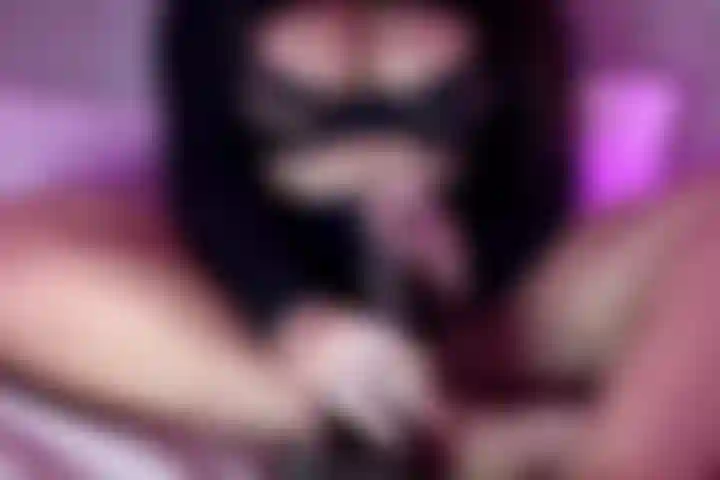 Regarde-moi baiser ma chatte avec ma bbc et doigter mon cul.