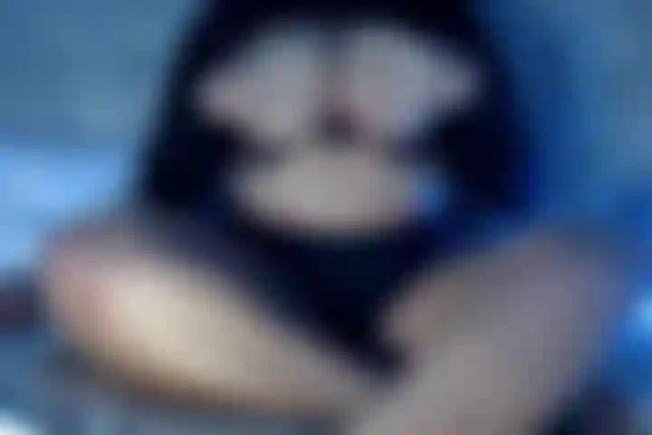 Je branle ta bite et joue avec mes gros seins.