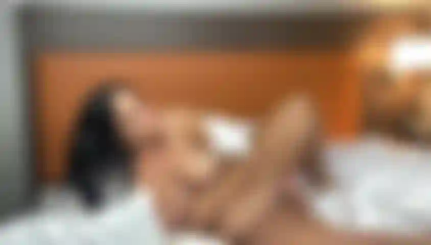 Bbw joue avec un gode et jouit.