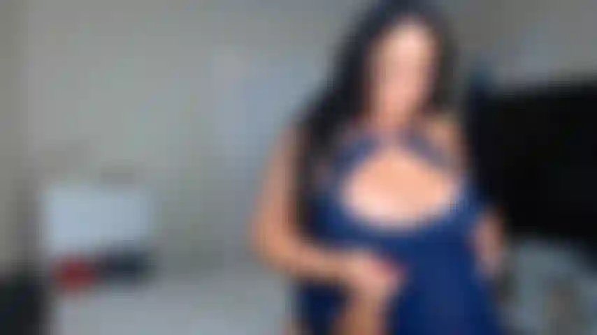 Largement écartée avec un spectacle de sperme sur les pieds !