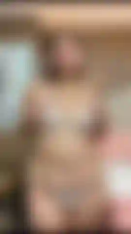 Mon cul et mes seins rebondissent pour toi.