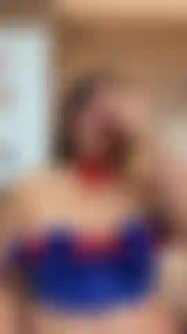 Ta bite dans ma bouche et un jeu avec mes gros seins.