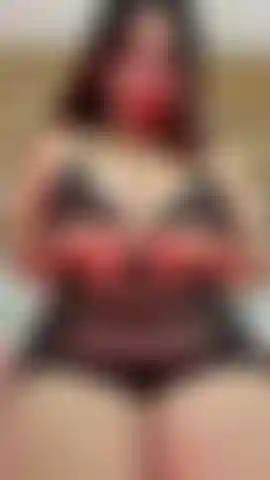 Sois excitée en regardant comment je joue avec mon gode dans ma chatte, mes seins sont pour toi.