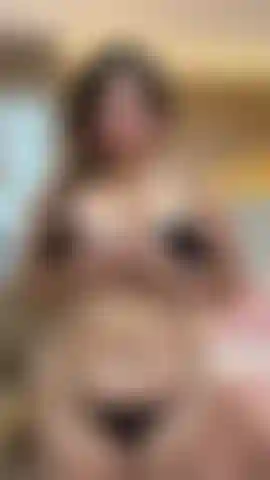 Mes courbes mes gros seins veulent que je les flatte.