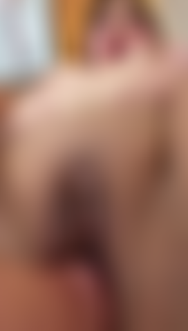 Je baise fort et je te montre de près pendant que je joue avec ma chatte.