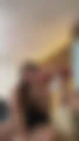 Massage excitant avec mes pieds sur ta bite et ne perds pas de vue ma chatte.