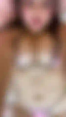 Tu es sur moi, je baise fort et je vois ton visage de plaisir pendant que mes seins rebondissent.