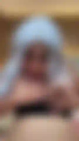 Je souhaite que ta bite soit au milieu de mes seins et coule dans ma bouche.