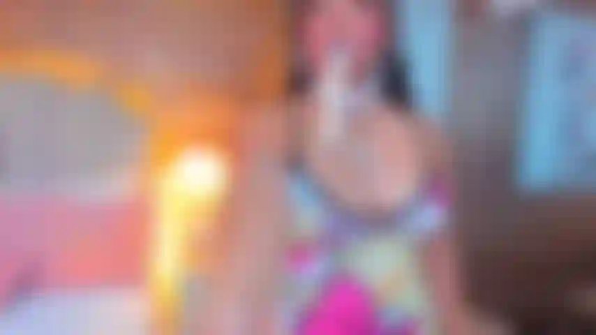 Je fouette mon gros cul jusqu'à ce qu'il soit très rouge.