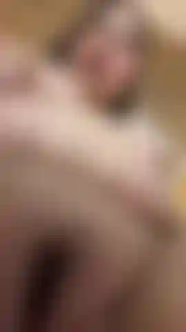 Je sens ma chatte se mouiller pendant que je me masturbe.