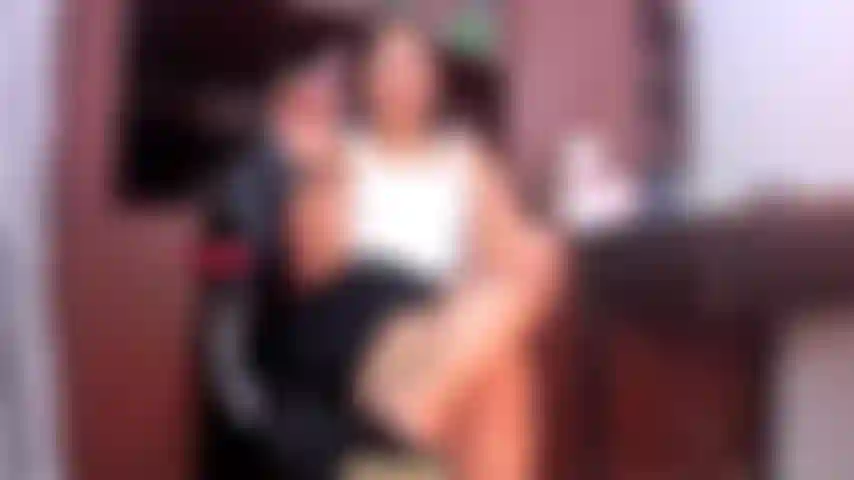 Je frotte ta bite sur ma chatte chaude, au bureau.