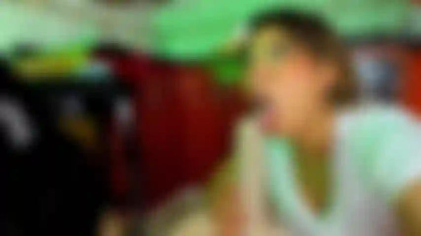 Tu m'enregistres pendant que je suce ta bite.