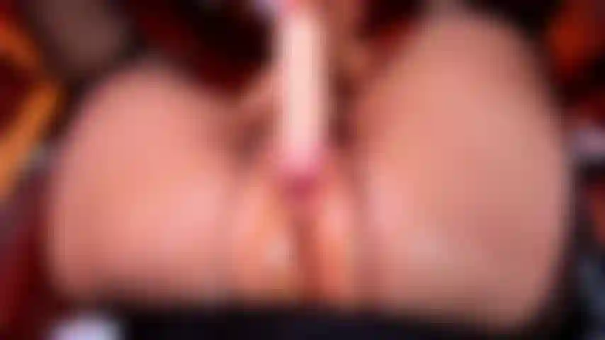 Je baise ma chatte serrée avec un gros gode.