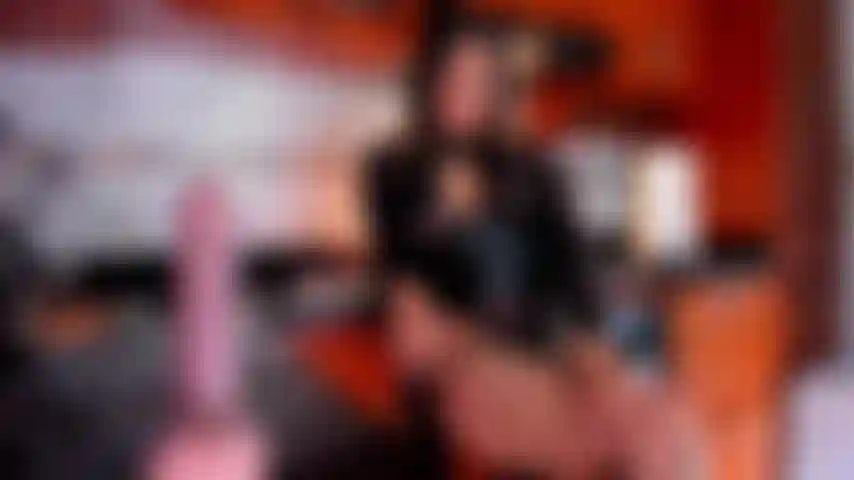 Nous sommes seuls à la maison, tu t'amuses avec moi ?